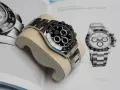 Luxuriöse Rolex Daytona Uhr auf einem Kissen vor einem Buch mit Uhrenabbildungen.
