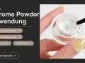 Nahaufnahme: Hand hält Tiegel mit weißem Chrom-Puder und Pinsel, gelber Nagel.
