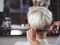 Graue Haare kurz: Moderne Schnitte & Pflegetipps für Ihr Statement
