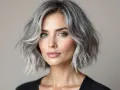 Graue Haare rocken: Flotte Frisuren, Pflege & Styling-Tipps