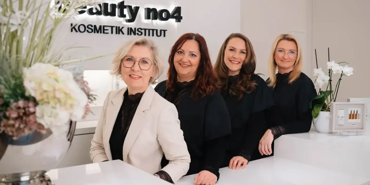 Vier freundliche Frauen im "Beauty no4 Kosmetik Institut" lächeln in die Kamera. Sie sind bereit, Ihnen mit Kosmetik und Wellness zu verwöhnen.