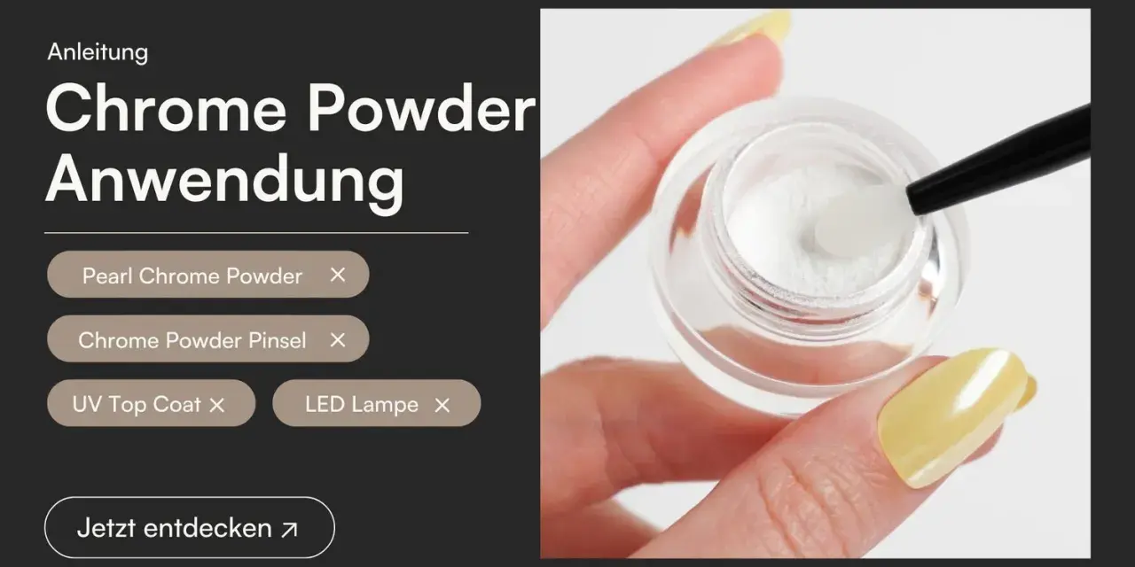 Nahaufnahme: Hand hält Tiegel mit weißem Chrom-Puder und Pinsel, gelber Nagel.