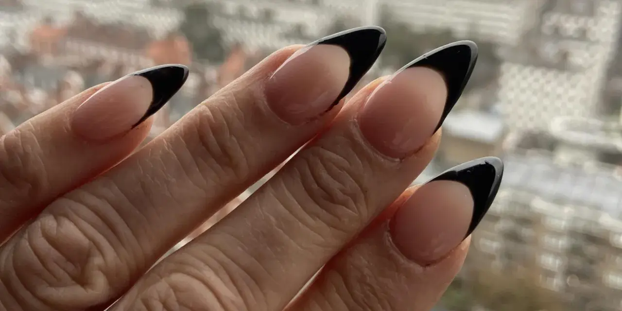 Schwarze French Nails: Dein Guide für angesagte Designs & DIY-Tricks
