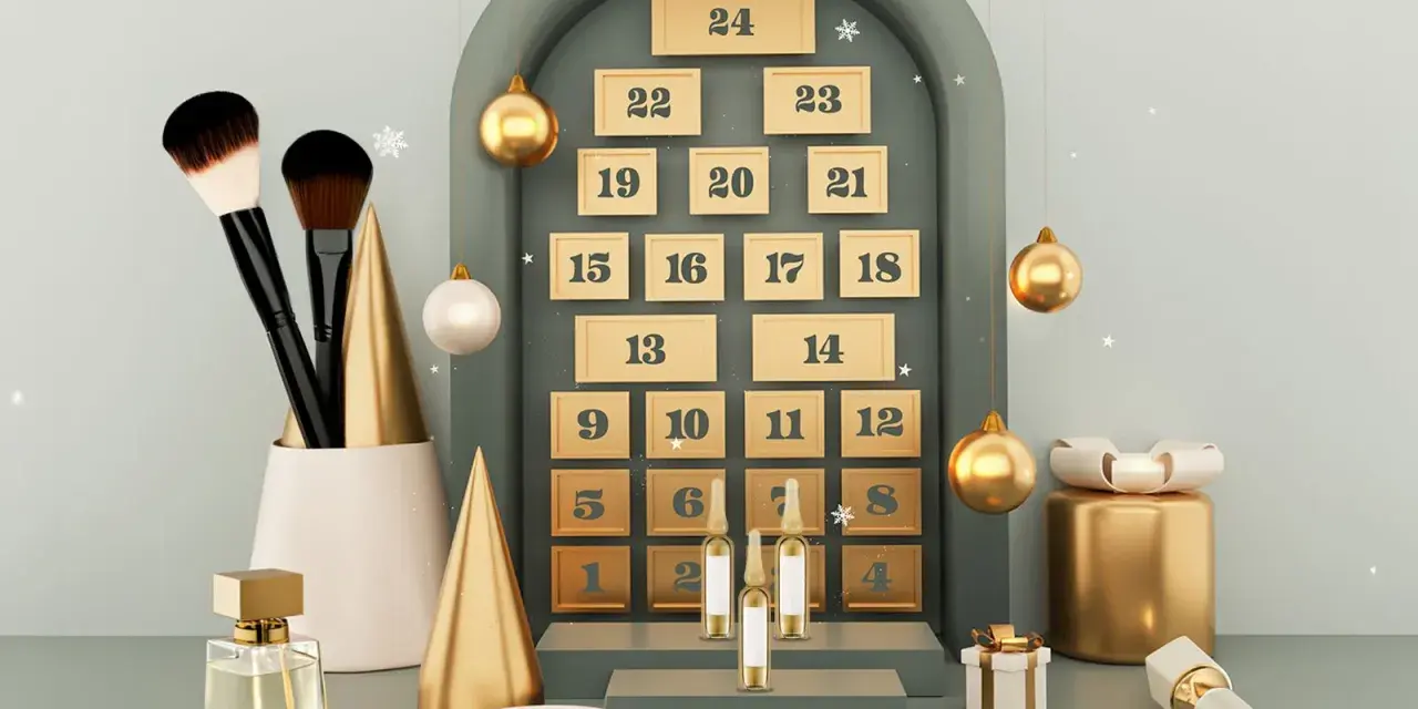 Adventskalender Frauen Kosmetik: Pinsel, Parfum und Lippenstift warten hinter den Türchen. Goldene Kugeln und Weihnachtsbäume schmücken die Szene.