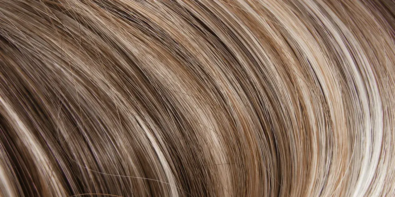 Braune Haare mit blonden Strähnchen: Welcher Look passt zu Ihnen?