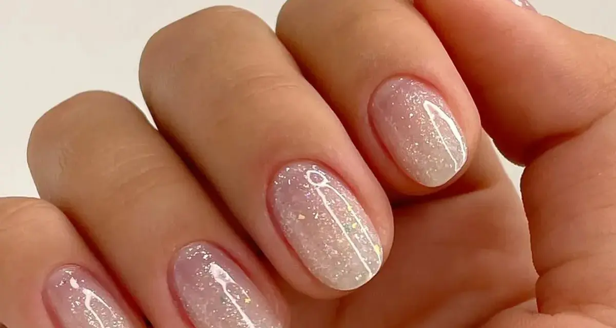 Weiße Nägel mit Glitzer: So gelingt Ihr Trend-Look 2026