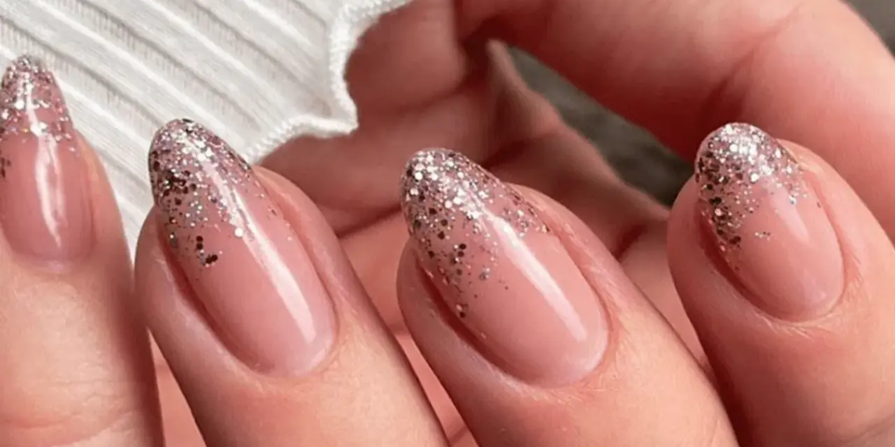 Weiße Glitzernägel: Designs, Tipps & der perfekte Glitzer-Look