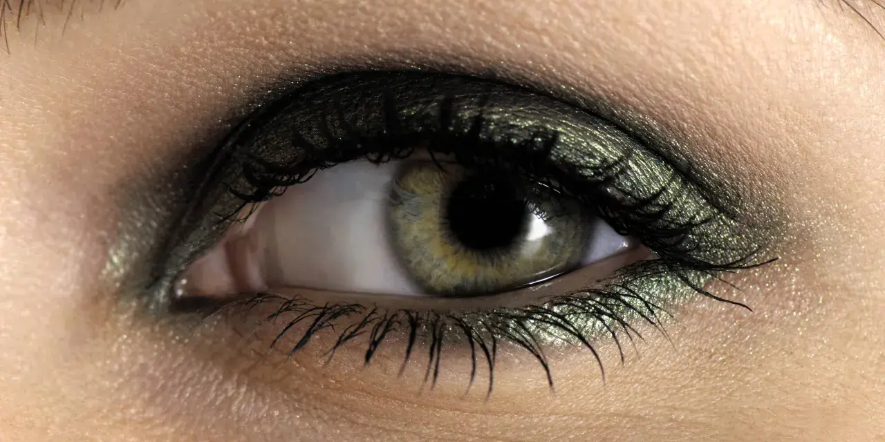 Grüne Augen schminken: Farben & Tricks für Ihr Strahlen