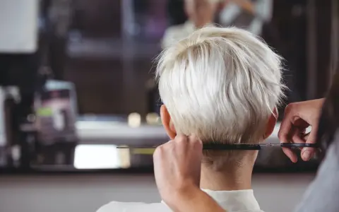 Graue Haare kurz: Moderne Schnitte & Pflegetipps für Ihr Statement