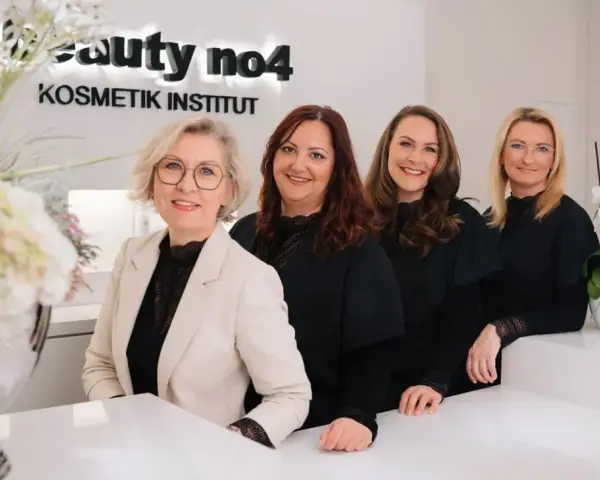 Vier freundliche Frauen im "Beauty no4 Kosmetik Institut" lächeln in die Kamera. Sie sind bereit, Ihnen mit Kosmetik und Wellness zu verwöhnen.