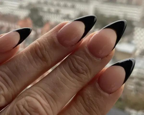 Schwarze French Nails: Dein Guide für angesagte Designs & DIY-Tricks