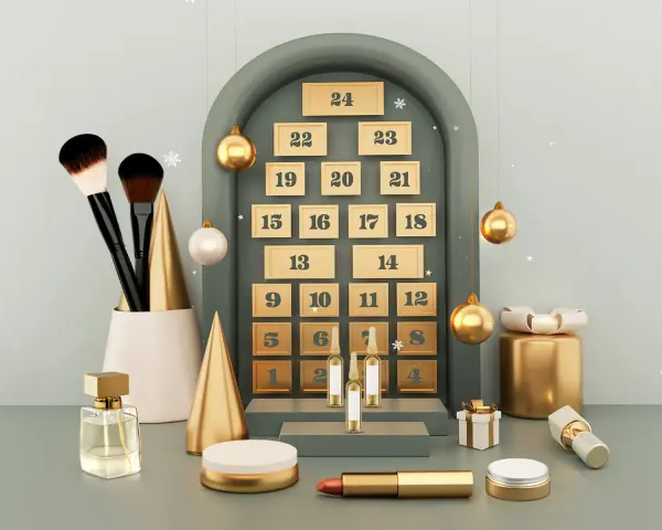 Adventskalender Frauen Kosmetik: Pinsel, Parfum und Lippenstift warten hinter den Türchen. Goldene Kugeln und Weihnachtsbäume schmücken die Szene.