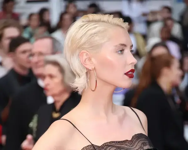 Mehr Fülle für feines Haar: Unkomplizierte Frisuren & Styling-Geheimnisse