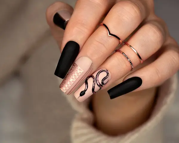 Mattschwarze Nägel: Eleganz pur! DIY-Guide & Design-Ideen