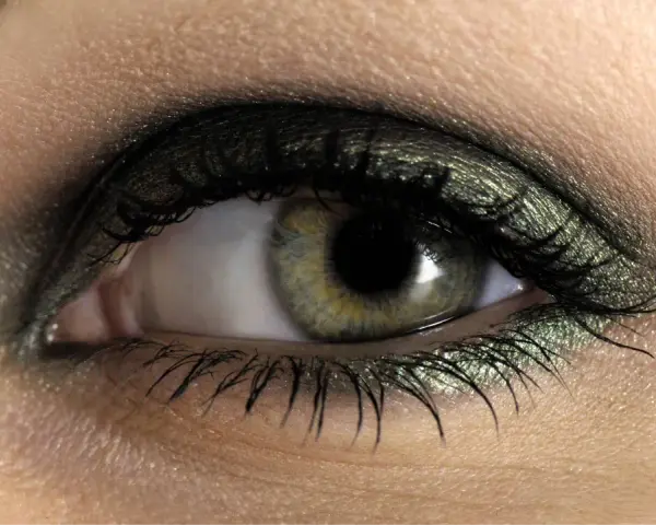 Grüne Augen schminken: Farben & Tricks für Ihr Strahlen