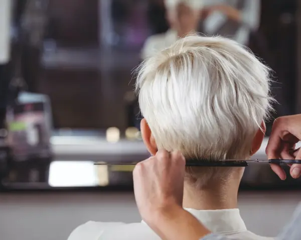 Graue Haare kurz: Moderne Schnitte & Pflegetipps für Ihr Statement