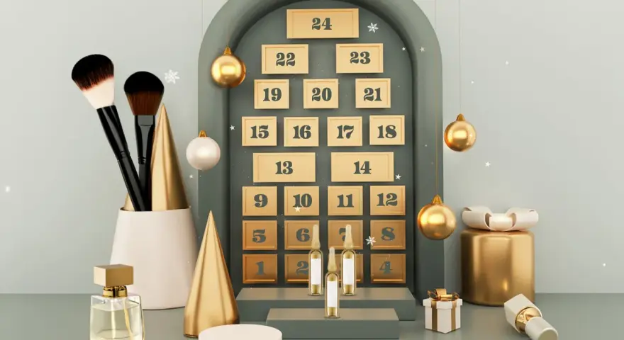 Adventskalender Frauen Kosmetik: Pinsel, Parfum und Lippenstift warten hinter den Türchen. Goldene Kugeln und Weihnachtsbäume schmücken die Szene.