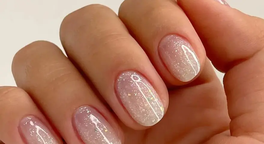 Weiße Nägel mit Glitzer: So gelingt Ihr Trend-Look 2026