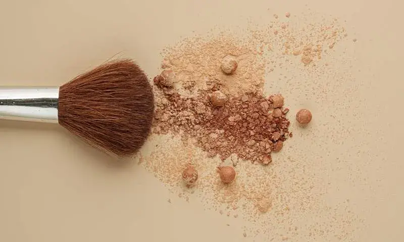 Make-up-Flecken entfernen: Meine besten Tricks für jeden Stoff