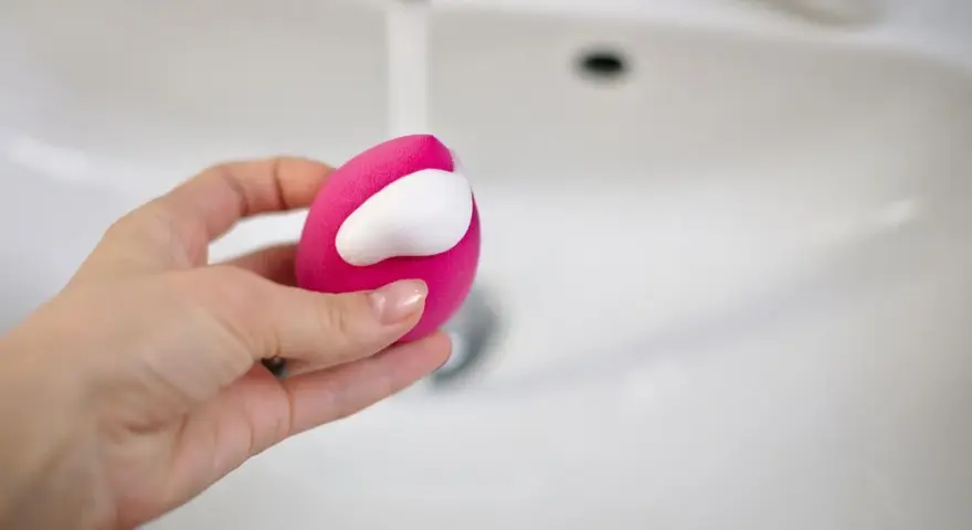 Make-up-Schwamm reinigen: Für gesunde Haut & makellosen Teint