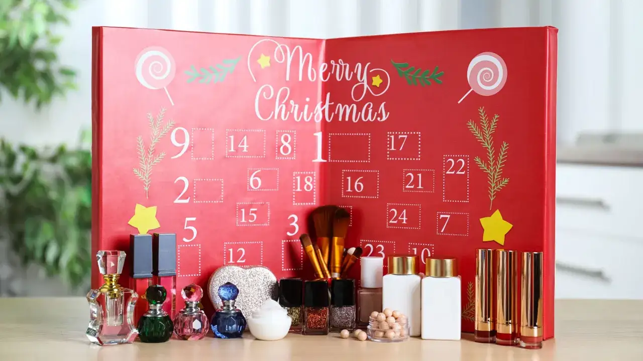 Ein roter Adventskalender für Frauen mit Kosmetik-Überraschungen.