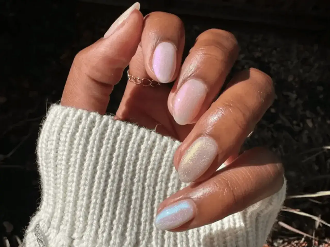Zarte, schimmernde Nägel mit einem dezenten gel nagel design. Ein Hauch von Perlmutt und Glitzer für einen eleganten Look.
