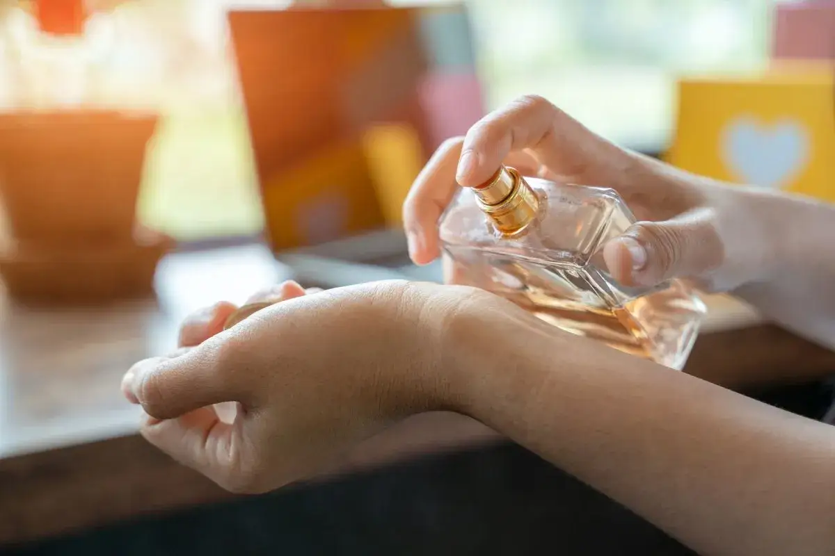 Zdjęcie Parfum: Haut oder Kleidung? Maximieren Sie Duft & Haltbarkeit.